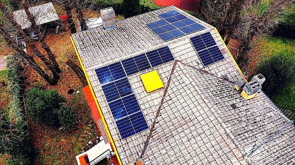 Pannelli fotovoltaici sul tetto di una casa in provincia di Latina