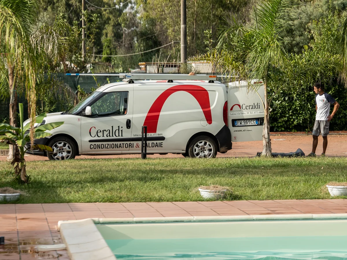 Furgone Ceraldi con i tecnici al lavoro in provincia di Latina