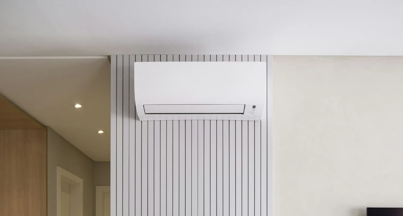 Climatizzatore split a parete nel soggiorno di una casa moderna