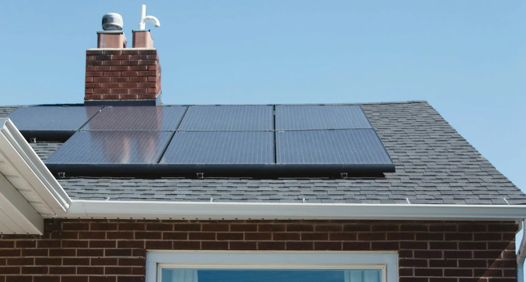 Pannelli fotovoltaici sul tetto di una casa residenziale in mattoni