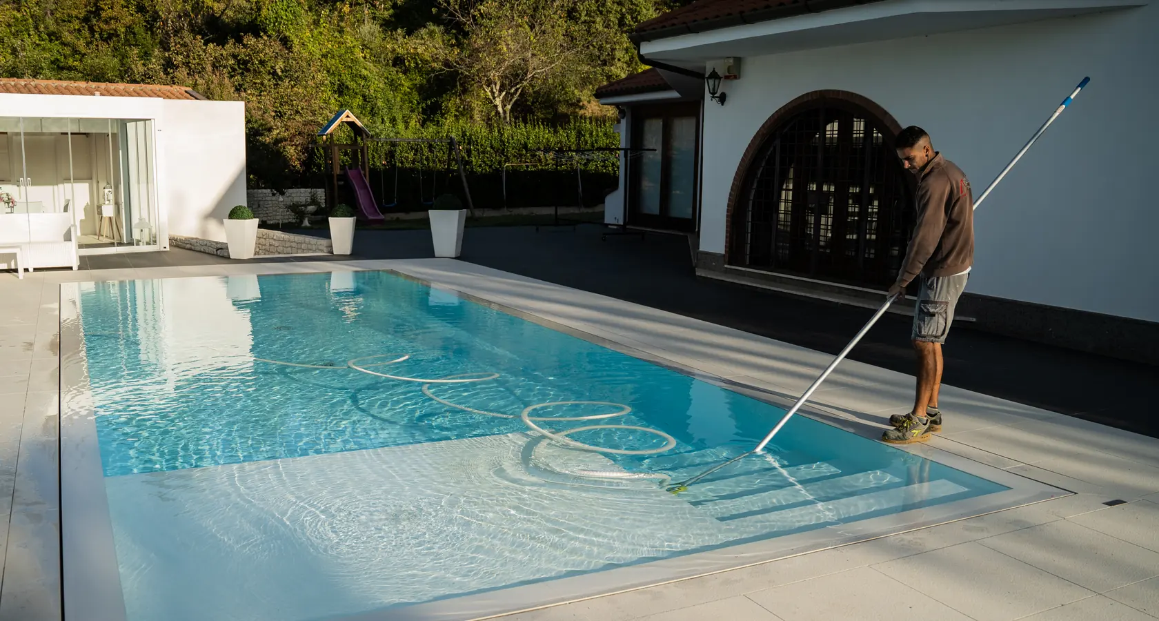 Tecnico al lavoro sulla piscina di una villa in provincia di Latina