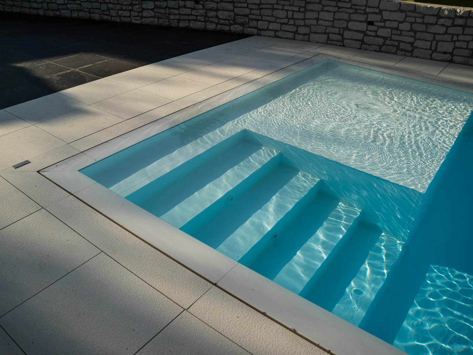 Piscina con gradoni di ingresso in una villa della provincia di Latina